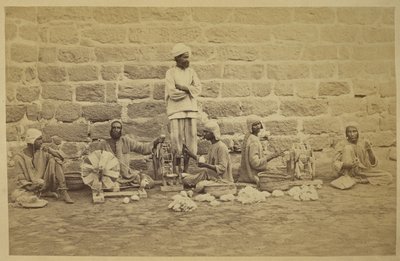 Mandlige fanger vikler bomuld på snurrende hjul i Karachi-fængslet. c. 1873160 mm x 250 mm Fotograf: Michie and Company Archaeological Survey of India Samlinger: India Office Series (bind 52). af English Photographer