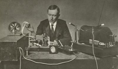 Marconi med et tidligt trådløst apparat (s/h foto) af English Photographer