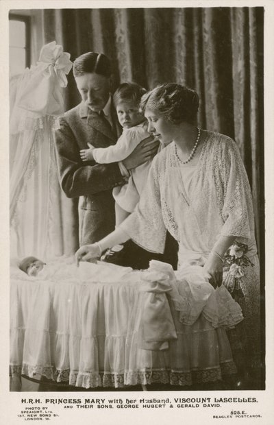 Mary, Princess Royal og hendes mand, Viscount Lascelles, med deres sønner, George og Gerald (s/h-billede) af English Photographer