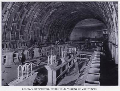 Mersey Tunnel: Roadway Construction under Land Portions of Main Tunnel (s/h foto) af English Photographer