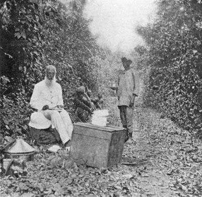 Middagsstop på marchen, fra Under den afrikanske sol; Under den afrikanske sol; en beskrivelse af indfødte racer i Uganda, sportseventyr og andre oplevelser, af William John Ansorge, 1899 (bw phot af English Photographer