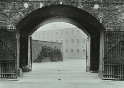 Millbank Prison: buegang, indgang, 1885 af English Photographer