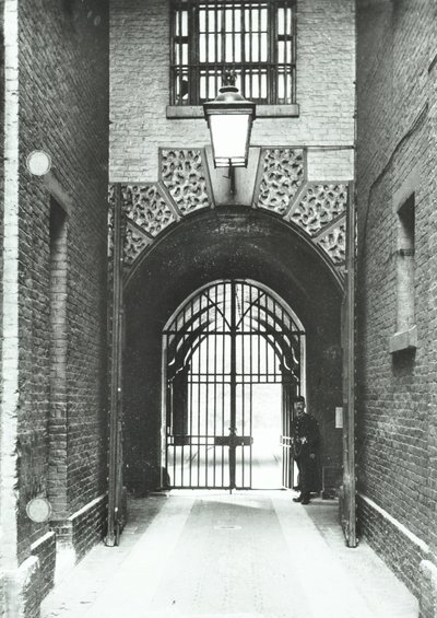 Millbank Prison: Hovedpassage, Warden Barnard i døråbningen, 1885 af English Photographer