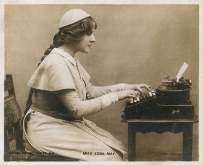 Frøken Edna May, ved skrivemaskine af English Photographer