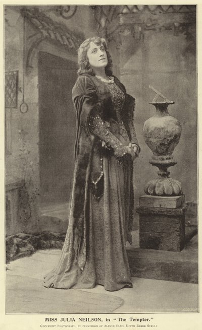 Miss Julia Neilson, i The Tempter af English Photographer