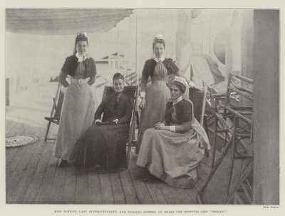 Miss Norman, Lady Superintendent og Nursing Sisters, om bord på Hospital-Ship Trojan af English Photographer