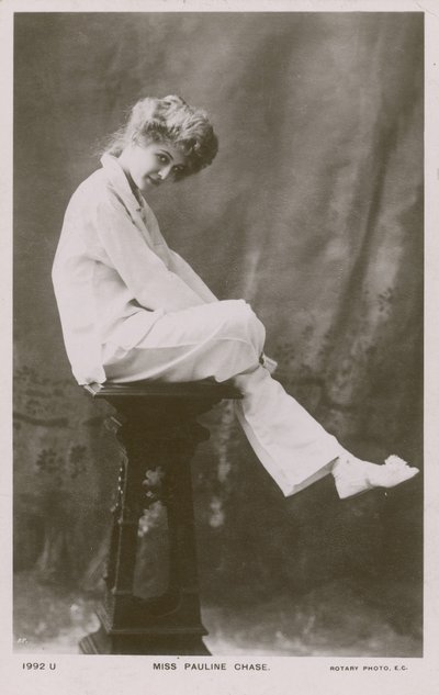 Miss Pauline Chase, i pyjamasdragt af English Photographer