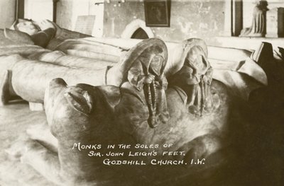 Munke i Sir John Leighs fodsåler, Godshill Church, Isle of Wight, England (s/h-foto) af English Photographer