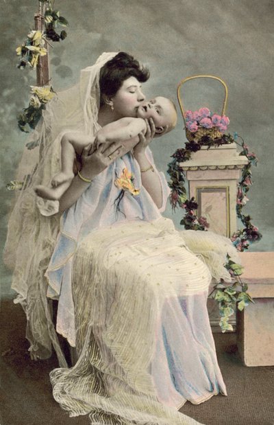 Mor kysser baby (farvet foto) af English Photographer