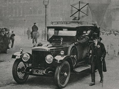 Motorvogn med radiomodtageapparat og rammeantenne på bilens tag af English Photographer