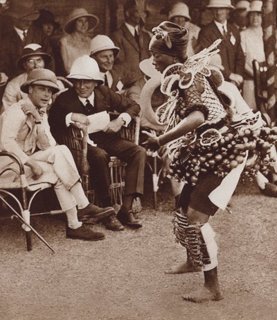 Native beauty in Freetown, Sierra Leone, dancing in front of the future King Edward VIIIdani af English Photographer
