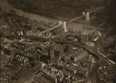 Newcastle Upon Tyne: Newcastle Upon Tyne og Tyne Bridge (s/h-foto) af English Photographer