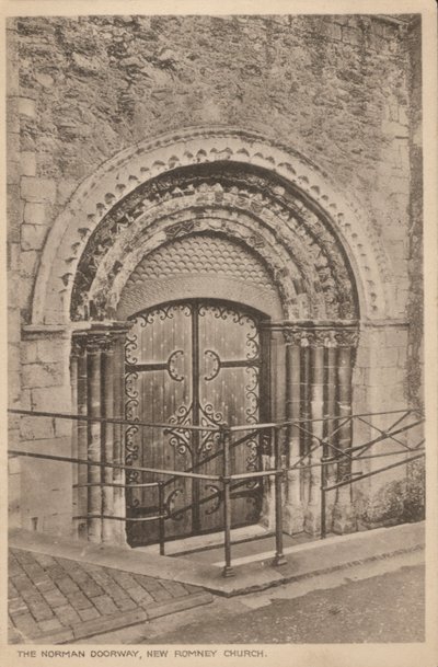 Norman døråbningen til St Nicholas Church, New Romney, Kent (s/h foto) af English Photographer