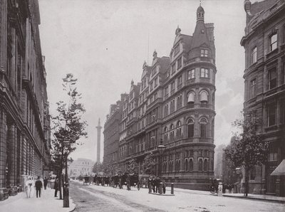 Northumberland Avenue, med Constitutional Club af English Photographer