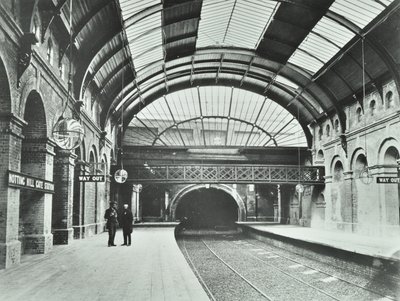 Notting Hill Gate Underground Station: udsigt over perroner og spor, 1868 af English Photographer