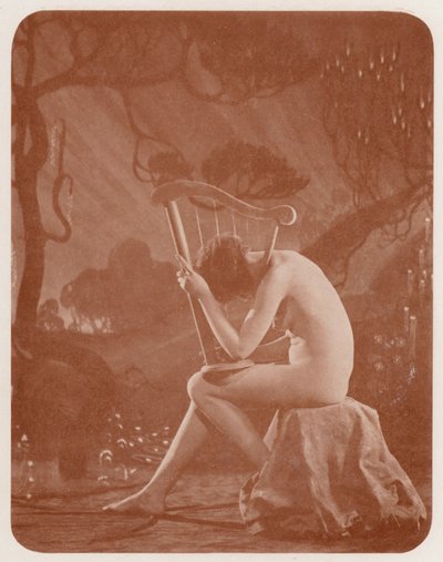 Nudistisk kunst: Heart Strings (s/h foto) af English Photographer