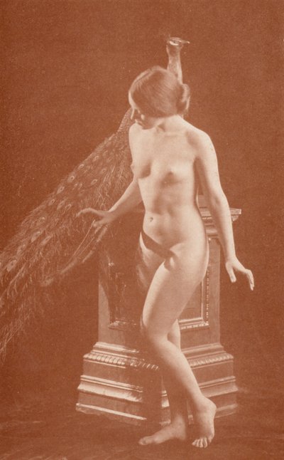 Nudistkunst: Påfuglen (s/h-foto) af English Photographer