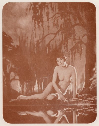 Nudistisk kunst: Stille vand (s/h-foto) af English Photographer