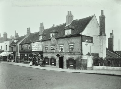 Old Bull, Wandsworth High Street, 1897 af English Photographer