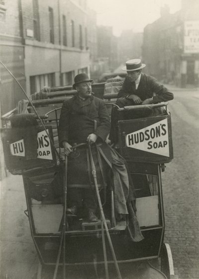 Omnibus og chauffør af English Photographer