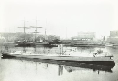 En af de tre torpedobåde bygget til den portugisiske regering, London, 1881 af English Photographer