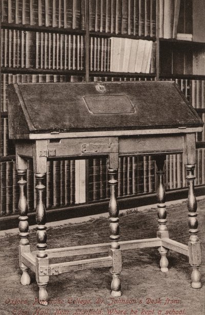 Oxford, Pembroke College, Dr. Johnsons skrivebord, fra Edial Hall, nr. Lichfield, hvor han holdt skole (s/h foto) af English Photographer