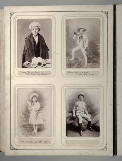 Side fra et souveniralbum fra Juvenile Fancy Dress Ball, Leeds af English Photographer