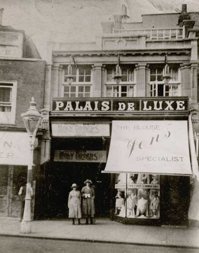 Luksuspalads, High Street, Bromley af English Photographer