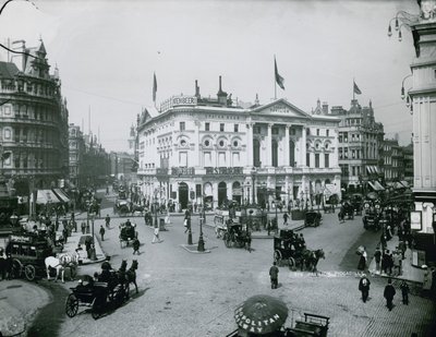 Pavillon, Piccadilly, London af English Photographer
