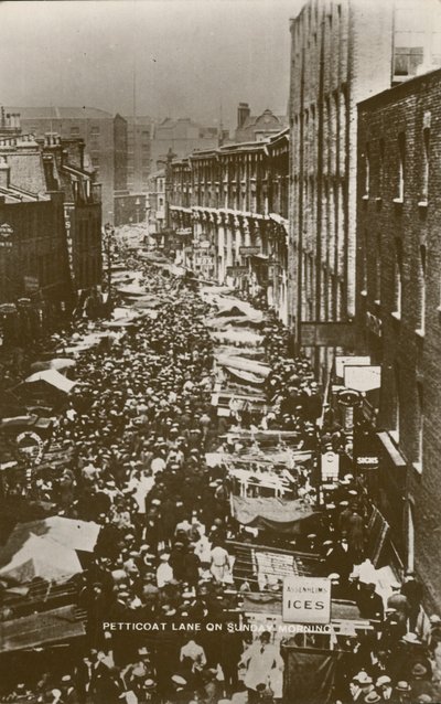 Petticoat Lane søndag morgen af English Photographer
