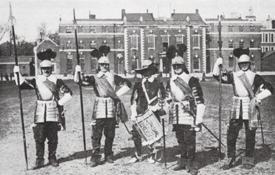 Pikenerer fra det ærede artillerikompagni, London (s/h foto) af English Photographer