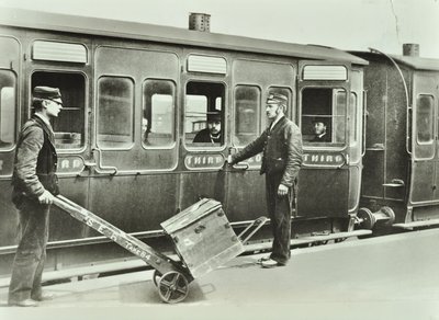 Perronportører ved en jernbanestation, 1885 af English Photographer
