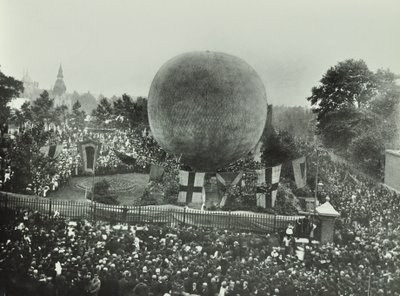 Poplar Recreation Ground: folkemængder ser en luftballon, 1892 af English Photographer