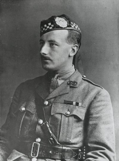 Portræt af kaptajn Arthur Henderson VC, 2. bataljon Argyll og Sutherland Highlanders, 1915 af English Photographer