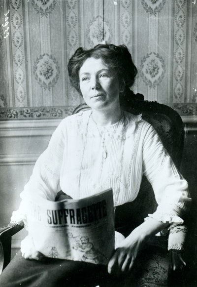 Portræt af Christabel Pankhurst læser en kopi af The Suffragette c.1905 af English Photographer
