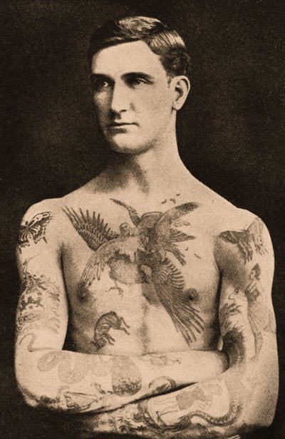 Portræt af en mand tatoveret af Sutherland MacDonald af English Photographer