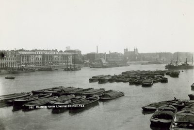 Postkort med udsigt over Themsen fra London Bridge af English Photographer
