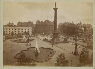 Postkort med et billede af Trafalgar Square af English Photographer