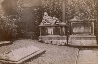 Postkort med Oliver Goldsmiths grav i det indre tempel af English Photographer