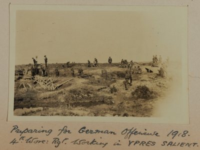 Forberedelse til tysk 1918-offensiv 1918. 4. Worc: Rgt. Arbejder i YPRES SALIENT af English Photographer