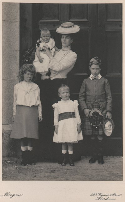 Prinsesse Alexandra afbilledet med fire af sine børn af English Photographer