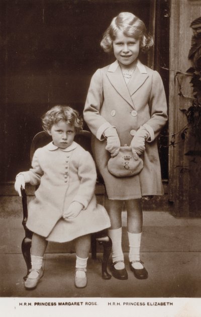 Prinsesse Elizabeth (senere dronning Elizabeth II) og prinsesse Margaret (s/h-foto) af English Photographer