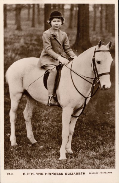 Prinsesse Elizabeth (senere dronning Elizabeth II) rider på en hvid pony (s/h foto) af English Photographer