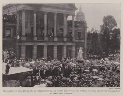 Proklamation af kong Edward VII i Pietermaritzburg, Sir Walter Hely-Hutchinson, afgående guvernør, læser proklamationen i parlamentsbygningerne af English Photographer