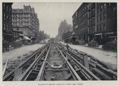 Indsættelse af ledningsforing i en New York Street (s/h-billede) af English Photographer