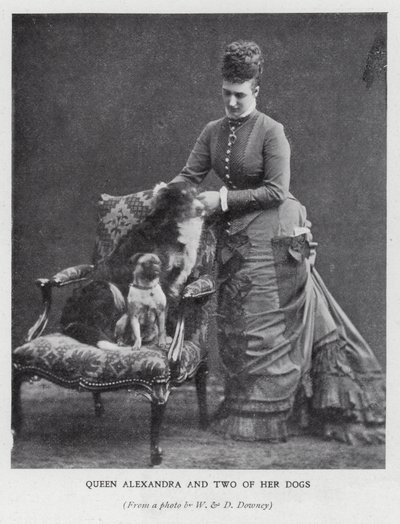 Dronning Alexandra og to af hendes hunde (s/h-billede) af English Photographer