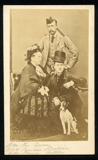 Dronning Victoria, Prinsesse Beatrice og Prins Arthur af English Photographer