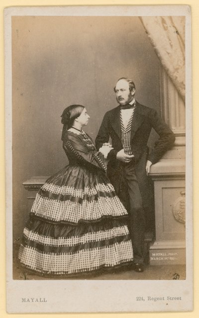 Dronning Victoria og prinsgemalen (s/h-foto) af English Photographer