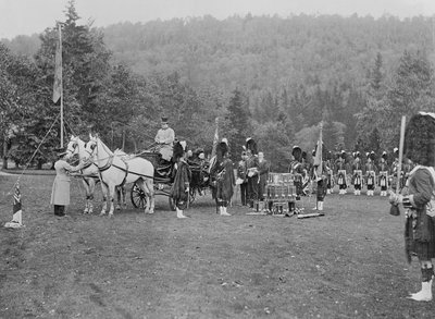 Dronning Victoria præsenterer farver for Cameron Highlanders, 1873 af English Photographer