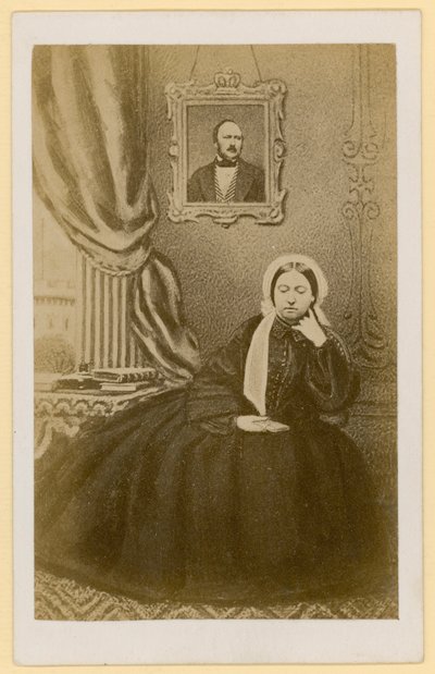 Dronning Victoria, da en enke, med et portræt af prinsgemalen bag sig (s/h-foto) af English Photographer